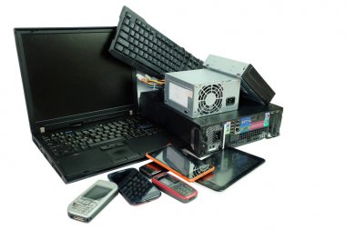Elektronik atıklar, günlük kullanım için araçlar elektronik cihazlar, Dizüstü ve Masaüstü bilgisayar ve cep telefonları beyaz arka plan üzerinde izole