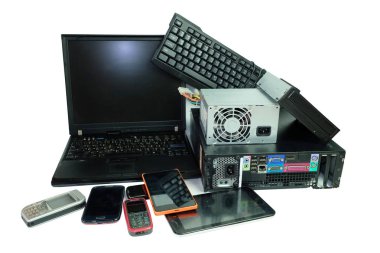 Elektronik atıklar, günlük kullanım için araçlar elektronik cihazlar, Dizüstü ve Masaüstü bilgisayar ve cep telefonları beyaz arka plan üzerinde izole