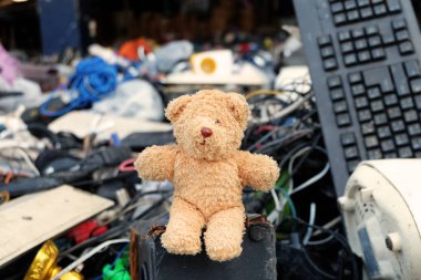 Çöp yığını üzerinde Teddy ayı, Kullanılan Elektronik ve Housewares Atık Bölümü kazık kırık veya hasar, Yeniden kullanım ve Geri Dönüşüm için