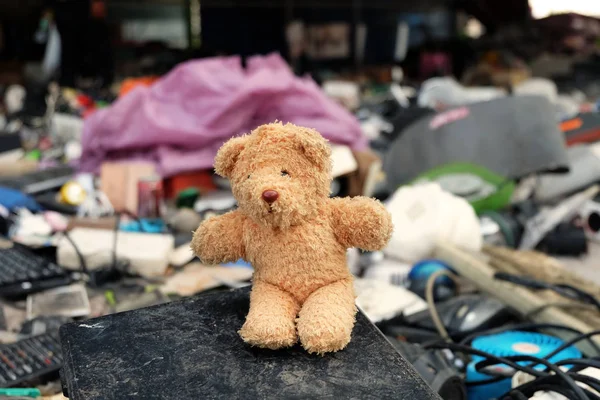 Oso Peluche Pila Basura Pila Residuos Electrónicos Domésticos Usados División — Foto de Stock