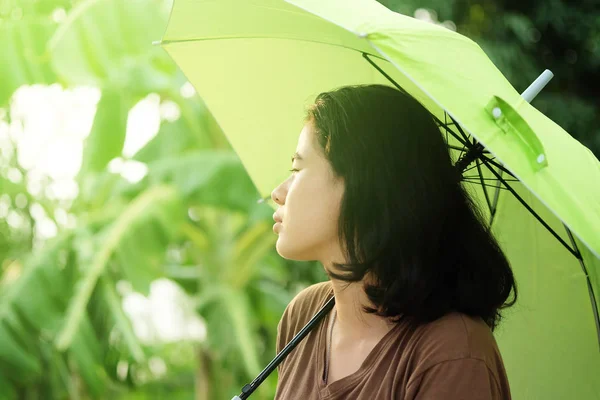 Cute Asian Kobieta Trzyma Parasol Światłem Słonecznym Gorącej Pogodzie Lecie — Zdjęcie stockowe