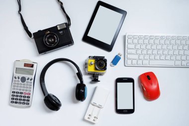Cep telefonları, kamera, klavye, fare ve flash sürücüler Usb ile E-kitap okuyucu. beyaz arka plan, Kullanılan modern gadget'lar veya günlük kullanım konsepti için elektronik ekipman, Üst görünüm