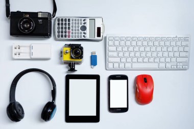 Cep telefonları, kamera, klavye, fare ve flash sürücüler Usb ile E-kitap okuyucu. beyaz arka plan, Kullanılan modern gadget'lar veya günlük kullanım konsepti için elektronik ekipman, Üst görünüm