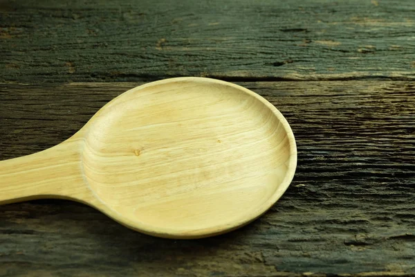 空のスペースと古いと亀裂の木製の床に空の木製の皿は 製品を配置します 自然と健康の概念 — ストック写真