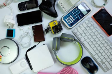 Beyaz katta günlük kullanım için birçok kullanılan modern Elektronik Gadget 'lar, yeniden ve geri dönüşüm kavramı, üst görünüm.