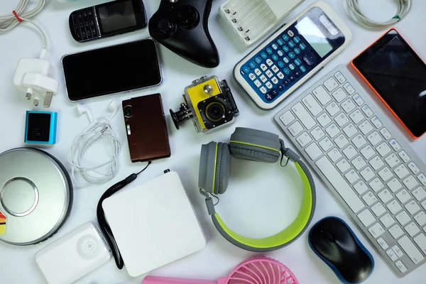 Beyaz Katta Günlük Kullanım Için Birçok Kullanılan Modern Elektronik Gadget — Stok fotoğraf