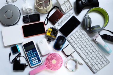 Beyaz katta günlük kullanım için birçok kullanılan modern Elektronik Gadget 'lar, yeniden ve geri dönüşüm kavramı, üst görünüm.