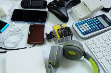 Beyaz katta günlük kullanım için birçok kullanılan modern Elektronik Gadget 'lar, yeniden ve geri dönüşüm kavramı, üst görünüm.