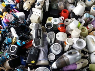 Kullanılan elektronik ve ev eşyaları atık bölümü kırık ya da hasar, yeniden kullanım ve geri dönüşüm için yığın