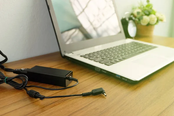 Stecker Steckdosenadapter Kabel Ladegerät Einer Weißen Wand Des Laptop Computers — Stockfoto