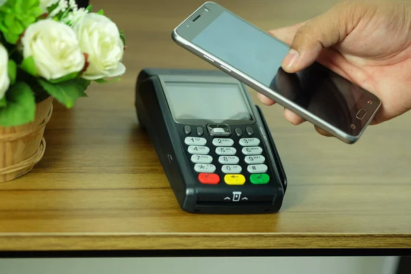 Mão Homem Negócios Está Segurando Smartphone Pos Terminal Credit Card — Fotografia de Stock