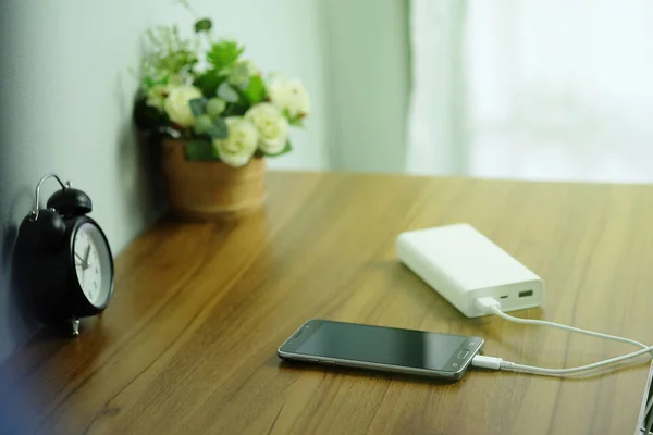 Smartphone Laddas Med Reservbatteri Eller Power Bank Skrivbordet Träbord — Stockfoto