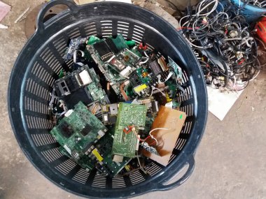 Elektronik atık yığını, Anakart bilgisayar ve işlemci mikroçipleri elektronik ekipman, Baskılı Devre Kartı, E-atık çevre kavramları ile ilgili bir sorun yeniden kullanılmalı ve geri dönüşüm