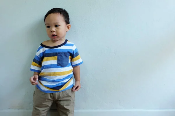 Szczęśliwy Mało Słodkie Azji Chłopiec Noszenie Kolorowe Koszula Stoi Dobrym — Zdjęcie stockowe