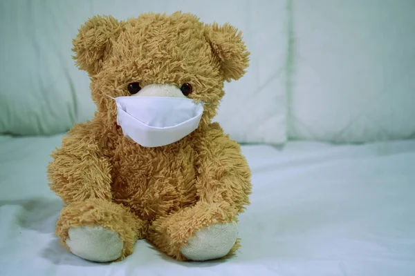 Les Ours Peluche Sont Malades Portant Masque Assis Sur Lit — Photo