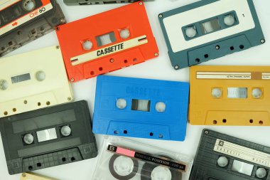 Beyaz arkaplanda izole edilmiş renkli eski ses kaset koleksiyonu