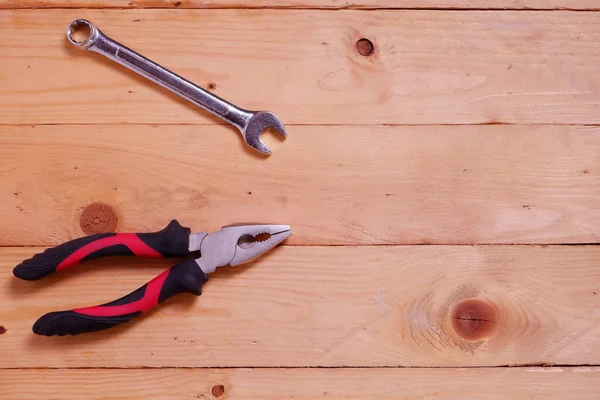 Skiftnyckel Och Tång Handverktyg Som Används Träbord Med Kopieringsutrymme — Stockfoto