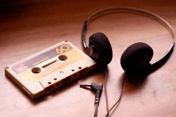 Ahşap Arka Planda Antika Kaset Retro Kulaklık Lar Için Cihazlar — Stok fotoğraf
