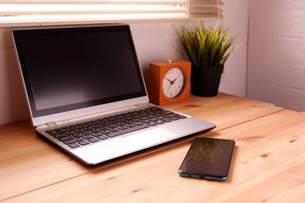 Laptop Dator Och Smartphone Trä Skrivbord Vid Fönstret — Stockfoto