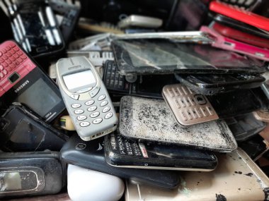 Bangkok, Tayland - 16 Eylül 2020 Birçok eski cep telefonu bozuk ya da çalışmıyor. Bir araya toplanın, Elektronik atık çevresel bir sorun, atık yönetimi kavramı