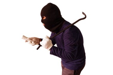 Maskeli hırsız çelik levyeyi kaldırma hazırlığı için tutuyor ve meşalesini beyaz arka planda izole bir şekilde parlıyor.