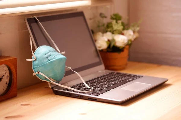 Trabajo Desde Casa Cuarentena Con Máscara Quirúrgica Máscara Higiénica Computadora —  Fotos de Stock