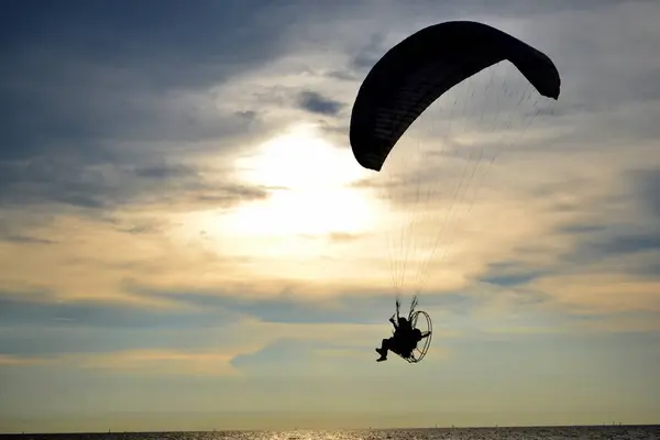 Silhouet Van Een Paramotor Zee Zonsondergang Hemel — Stockfoto