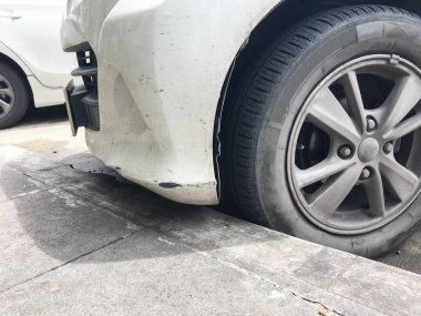 Kirli beyaz araba park edilmiş çöktü.