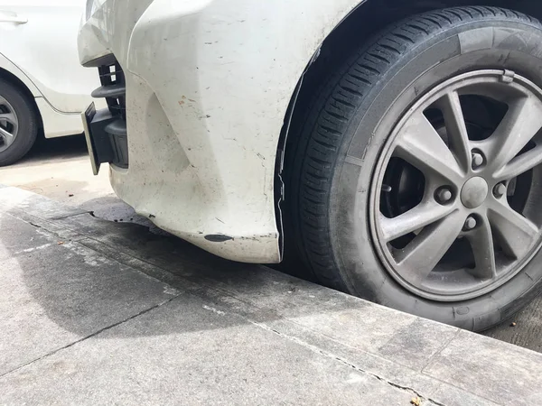 Kirli beyaz araba park edilmiş çöktü.