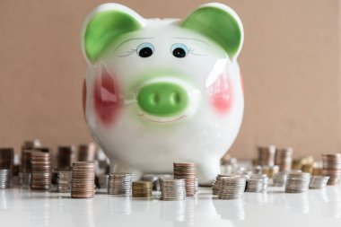 Renkli kumbara ve para Kulesi