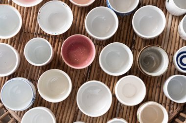 Beyaz ve renkli seramik bardak boş