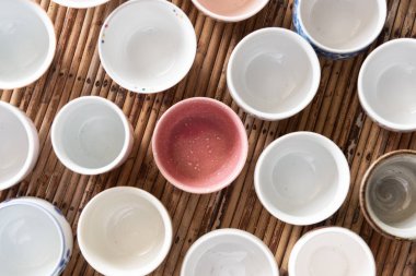 Beyaz ve renkli seramik bardak boş