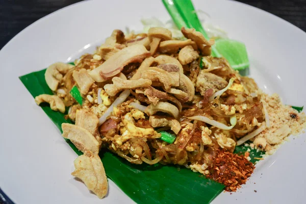 Pad thai mie di piring putih dengan daging babi retak — Stok Foto