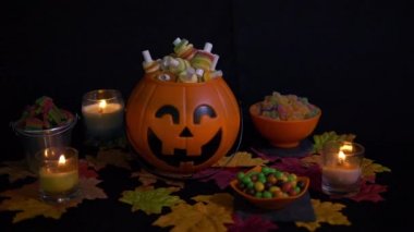 Cadılar bayramında şeker animasyon koleksiyonu ile siyah arka plan