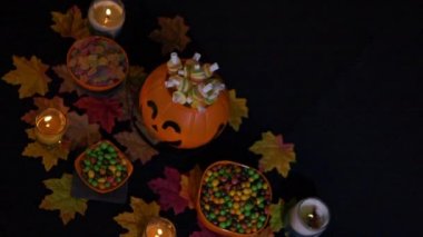 Balkabağı içinde şeker kova animasyonlu Cadılar Bayramı tatil arka plan toplama