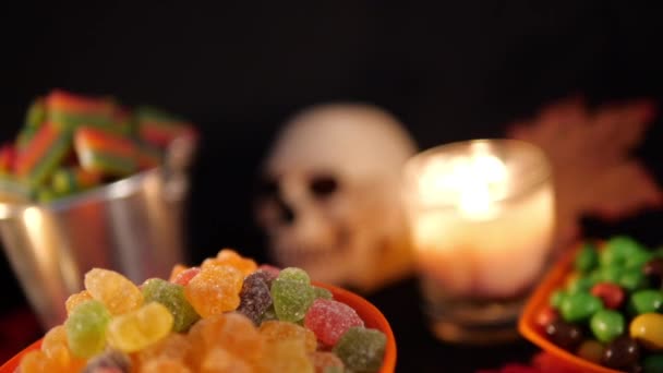 Bonbons Thème Halloween Avec Des Bougies Brûlantes Sur Fond Noir — Video