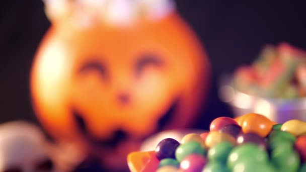 Süßigkeiten Mit Kürbiseimer Für Die Sammlung Von Halloween Filmmaterial — Stockvideo