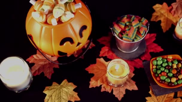 Doces Com Balde Abóbora Para Coleta Imagens Halloween — Vídeo de Stock