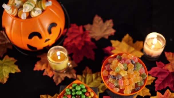 Halloween Napján Különböző Édességet Felvételeket Gyűjtemény — Stock videók