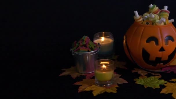 Halloween Auf Schwarzem Hintergrund Mit Sammlung Von Süßigkeiten Animationen — Stockvideo