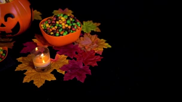 Verschillende Snoepjes Met Pompoen Emmertje Halloween Beelden Collectie — Stockvideo