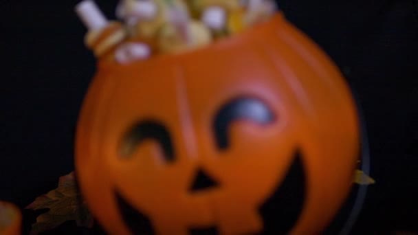 Různé Cukrovinky Nakládacím Zařízením Dýně Halloween Záběry Kolekce — Stock video
