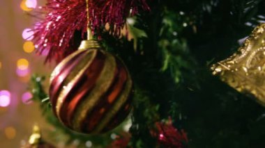Noel ağacının görüntüleri top ve bell koleksiyonu ile dekore edilmiştir.