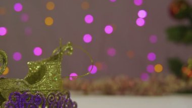Ağaç Noel görüntülerini Noel taç koleksiyonu ile dekore edilmiştir.