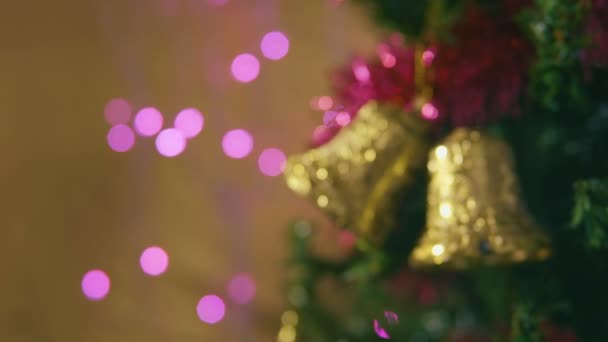 Filmagem Árvore Natal Decorado Com Coleção Sino Natal — Vídeo de Stock