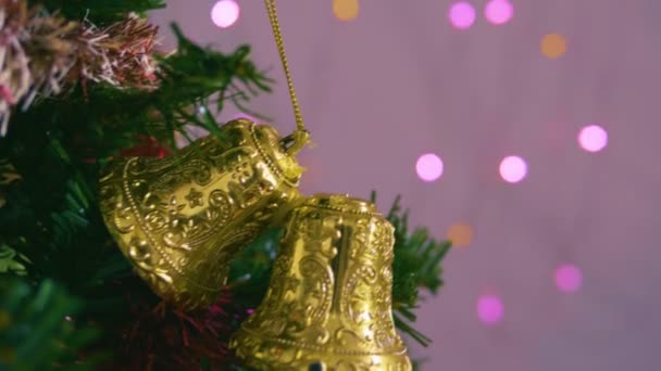Filmmaterial Von Tannenbäumen Mit Weihnachtsglocken Dekoriert — Stockvideo