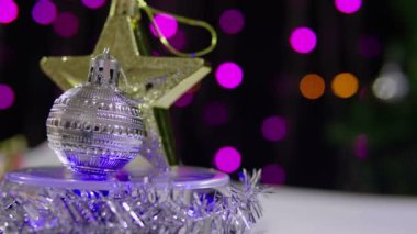 Noel top ve yıldız görüntüleri koleksiyonu taşımak