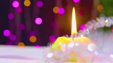 Yanan bir mum görüntüleri. Yılbaşı koleksiyonu