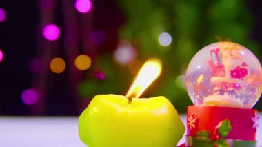 Yanan mum ve küre kar Noel koleksiyon görüntüleri