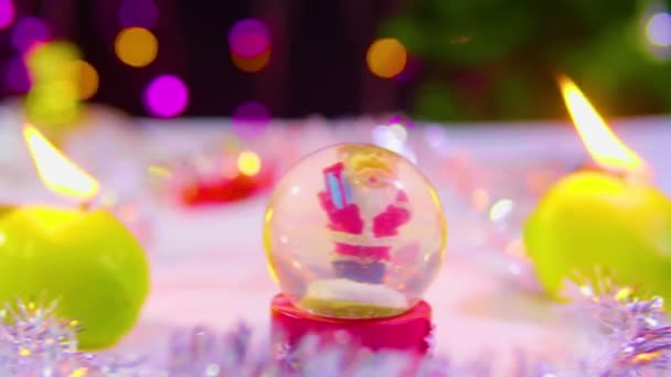 Filmación Movimiento Bola Nieve Navidad Con Colección Quema Velas — Vídeo de stock